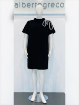 Abito corto con applicazione in cristalli su spalla