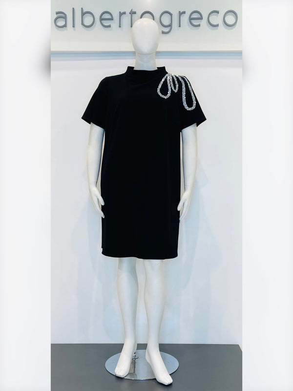 Abito corto con applicazione in cristalli su spalla