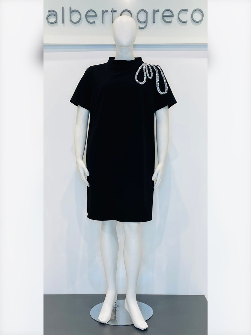 Abito corto con applicazione in cristalli su spalla