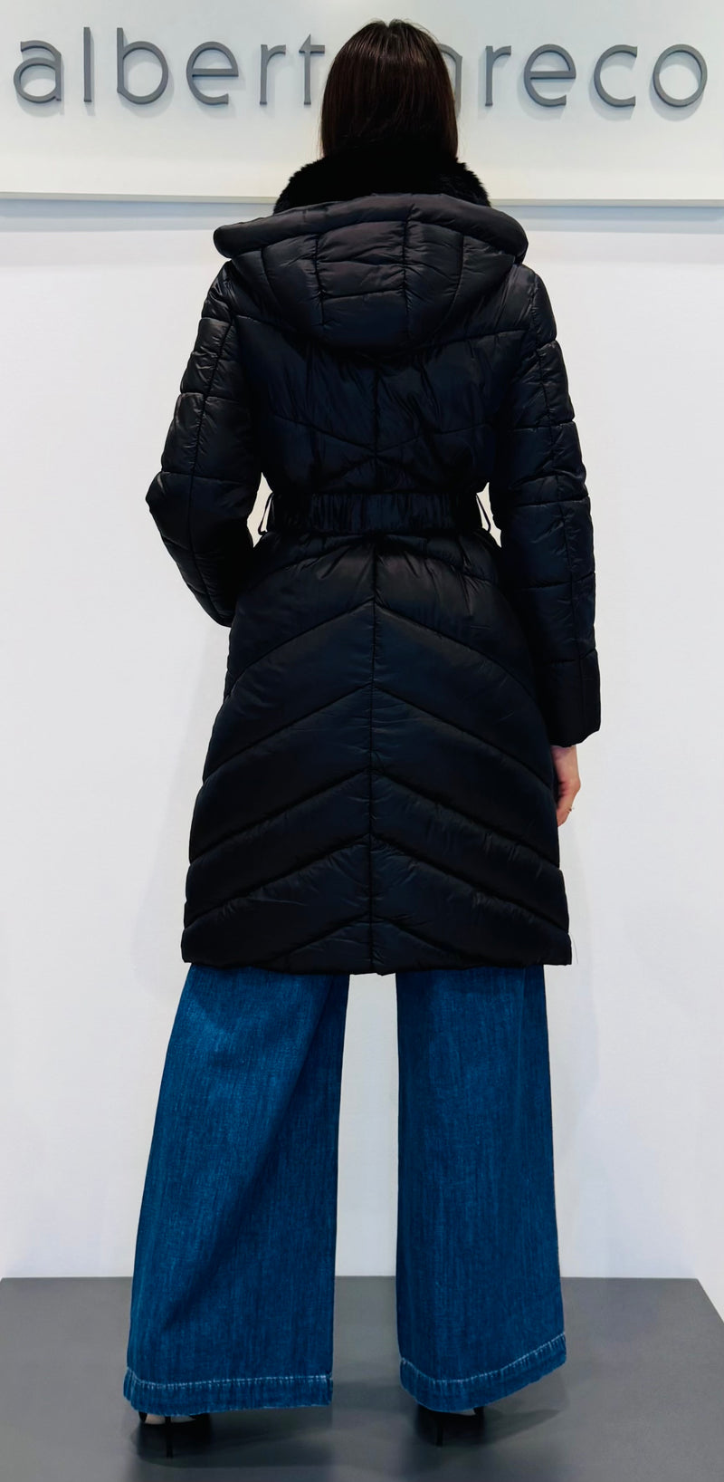 Piumino donna lungo con collo in eco pelliccia