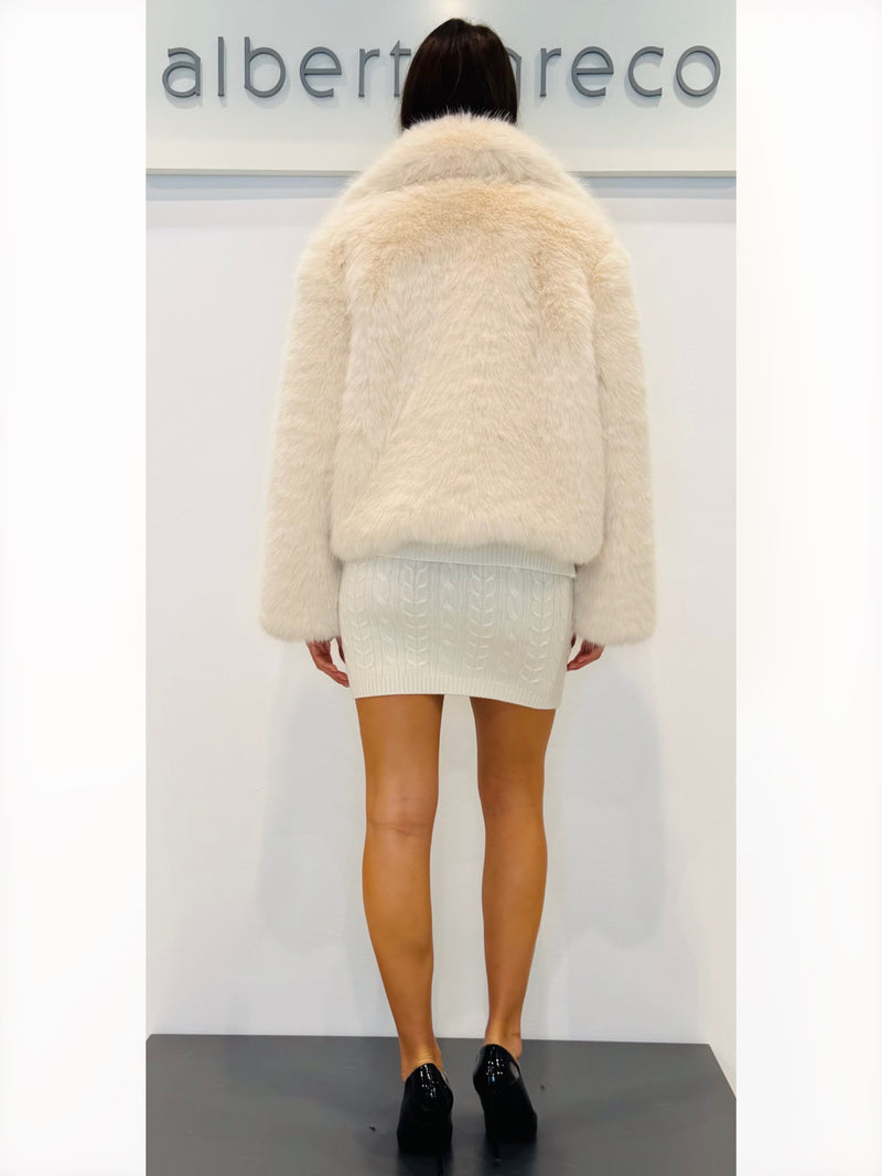 Eco pelliccia corta con collo a camicia