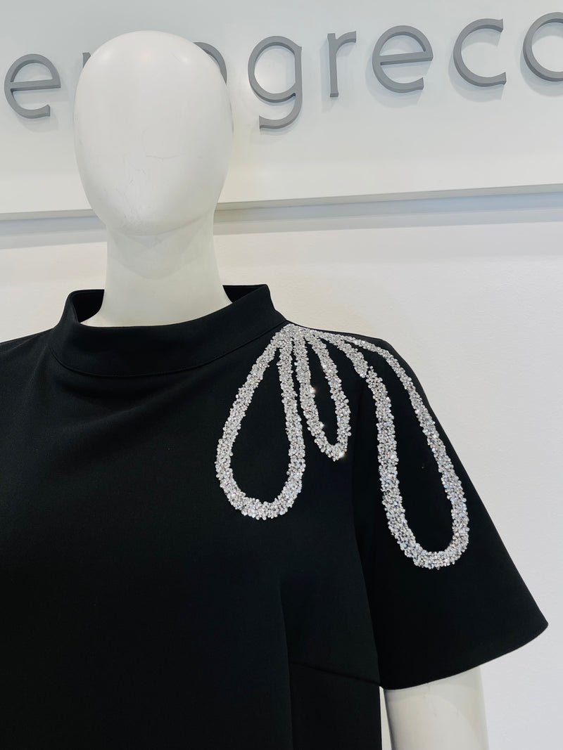 Abito corto con applicazione in cristalli su spalla