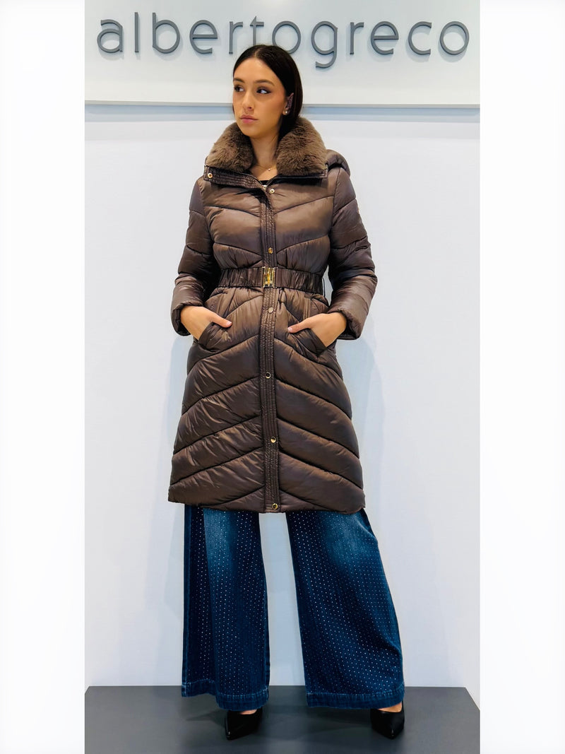 Piumino donna lungo con collo in eco pelliccia