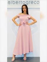 Abito midi con scollo omerale