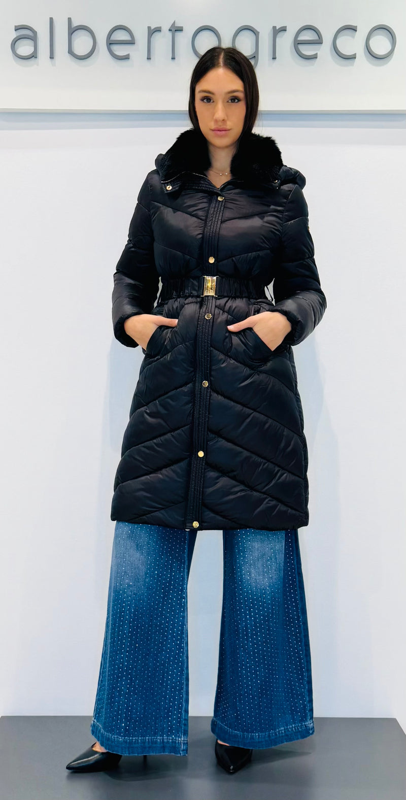 Piumino donna lungo con collo in eco pelliccia