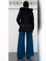 Piumino donna con bordo cappuccio in eco pelliccia