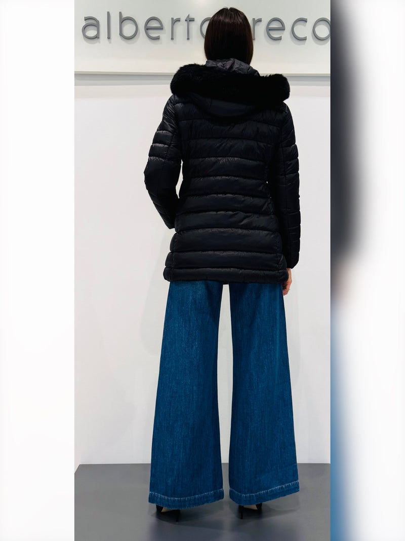 Piumino donna con bordo cappuccio in eco pelliccia