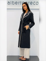 Cappotto con cintura e bordi ricamati