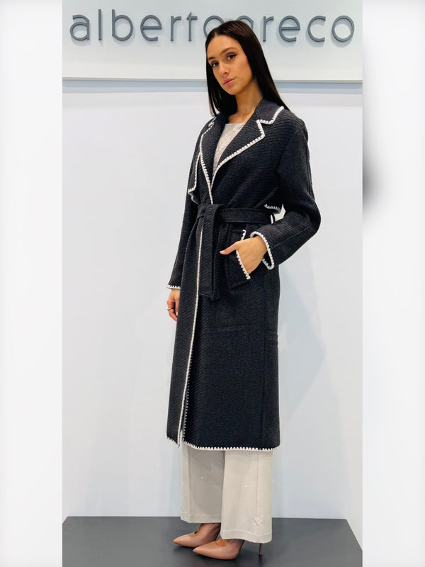Cappotto con cintura e bordi ricamati
