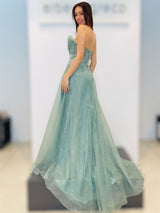 Abito con gonna ampia in tessuto goffrato glitterato