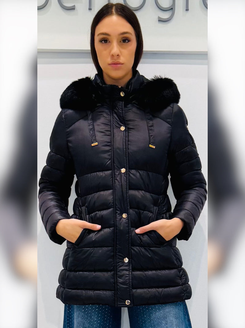 Piumino donna con bordo cappuccio in eco pelliccia