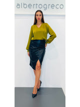 Blusa in raso con scollo a V