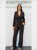 Tailleur pantaloni con giacca con cintura annodabile