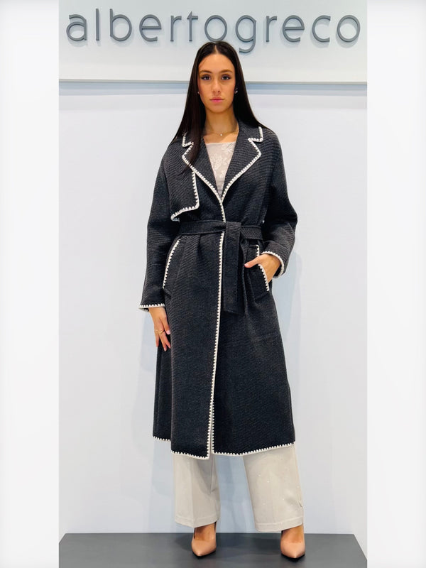 Cappotto con cintura e bordi ricamati