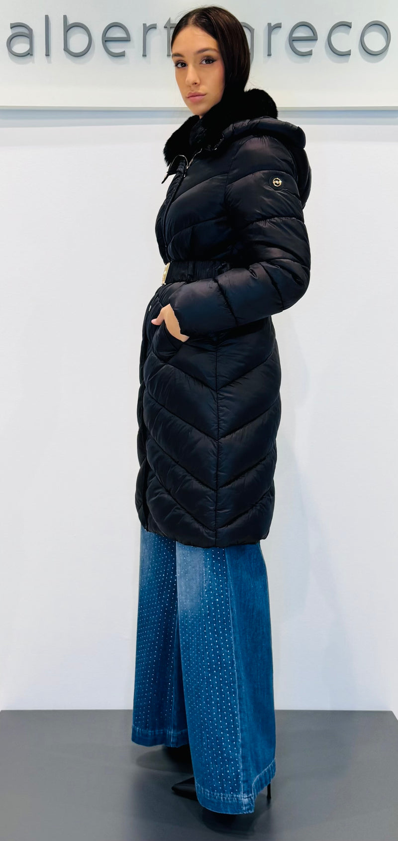 Piumino donna lungo con collo in eco pelliccia