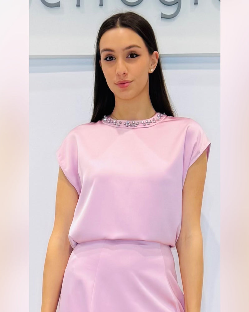 Top over in raso con applicazioni cristalli su scollo