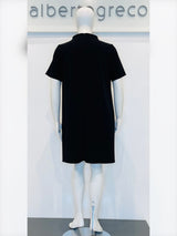 Abito corto con applicazione in cristalli su spalla