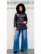 Piumino donna con bordo cappuccio in eco pelliccia