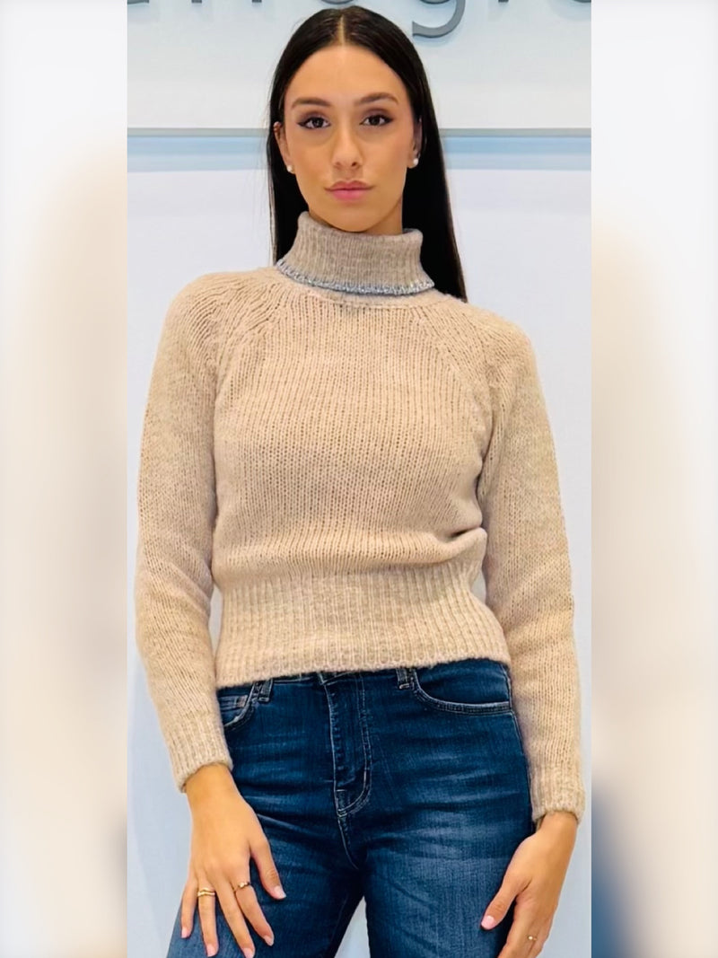 Maglia dolcevita con bordo in filato laminato su collo