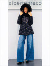 Piumino donna con bordo cappuccio in eco pelliccia