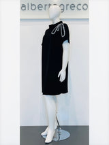 Abito corto con applicazione in cristalli su spalla