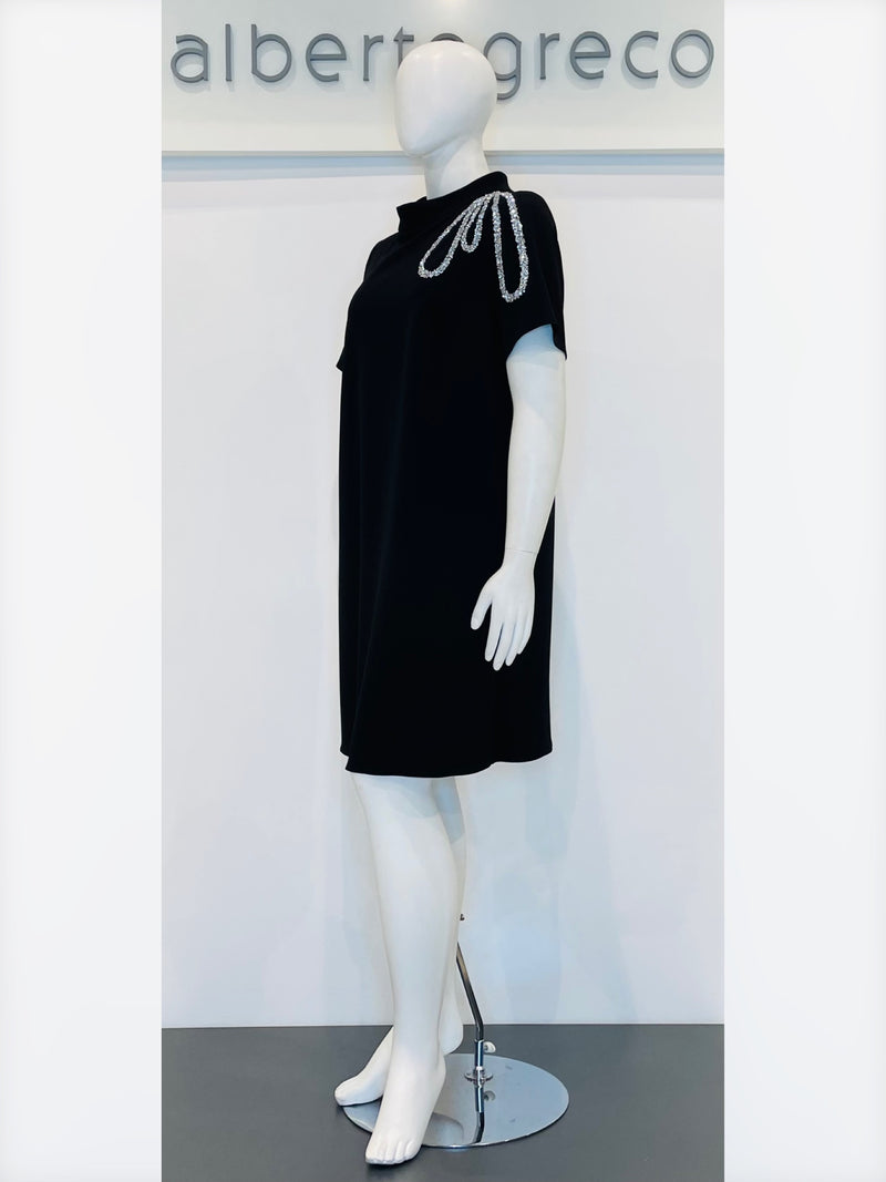 Abito corto con applicazione in cristalli su spalla