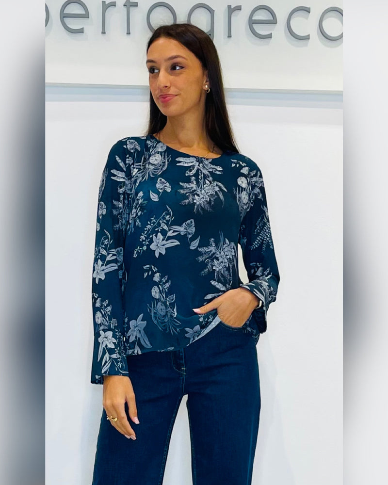 Blusa girocollo fantasia floreale su fondo sfumato