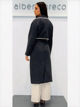 Cappotto con cintura e bordi ricamati