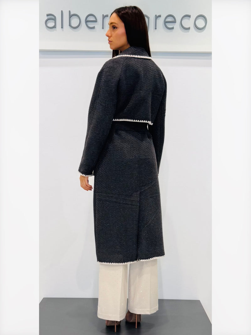 Cappotto con cintura e bordi ricamati