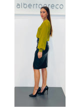 Blusa in raso con scollo a V