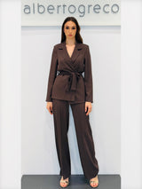 Tailleur pantaloni con giacca con cintura annodabile