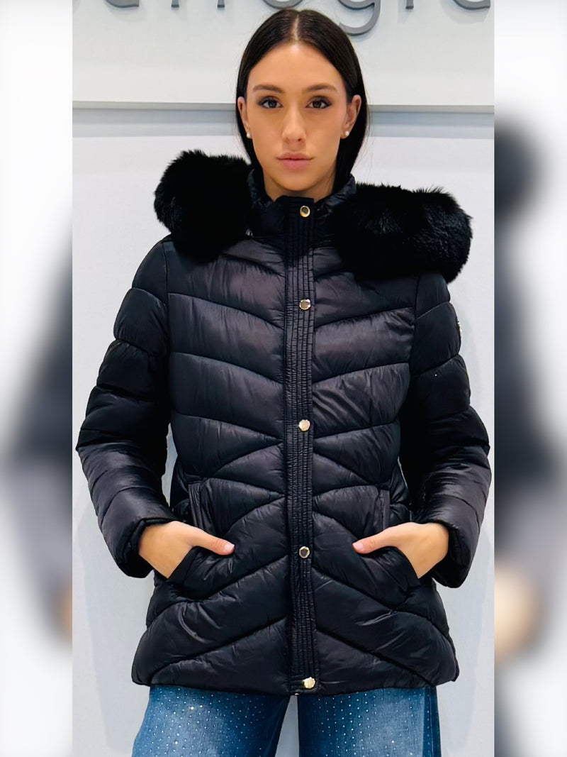 Piumino donna con bordo cappuccio in eco pelliccia