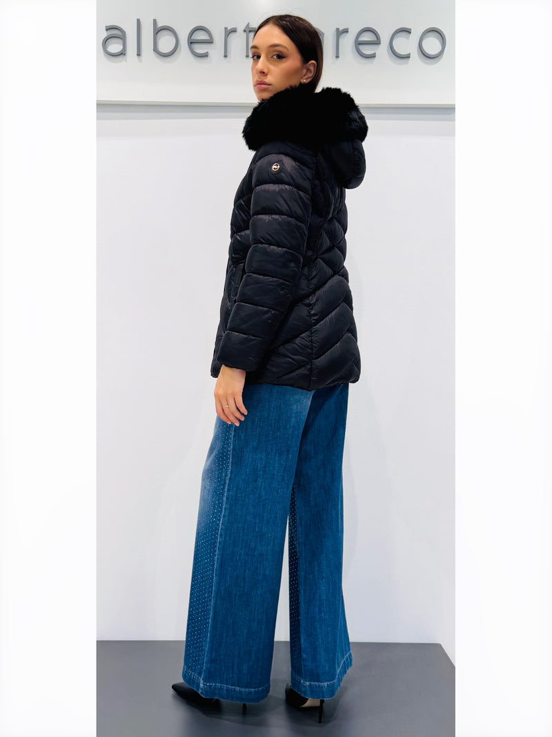 Piumino donna con bordo cappuccio in eco pelliccia