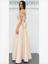 Abito con gonna ampia in raso con scollo ricamato