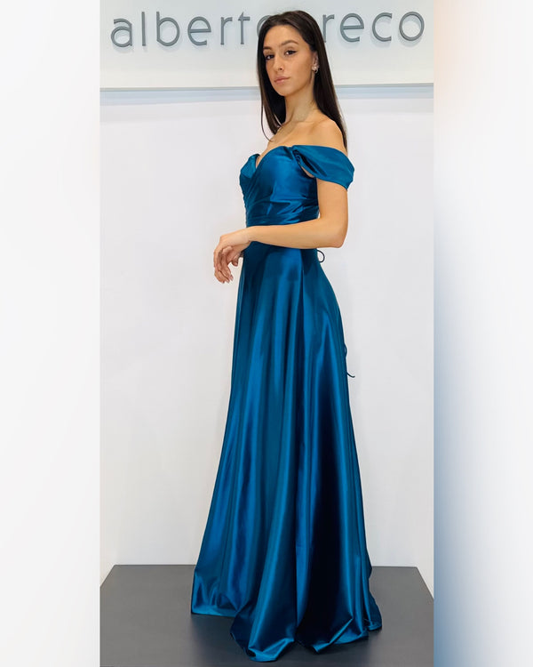 Abito lungo in raso con spalle scese e corpetto drappeggiato