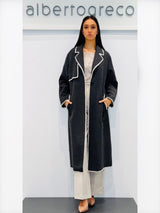 Cappotto con cintura e bordi ricamati