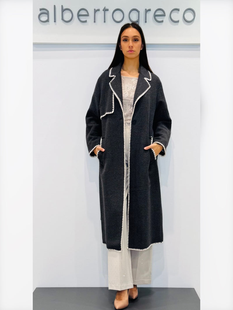Cappotto con cintura e bordi ricamati